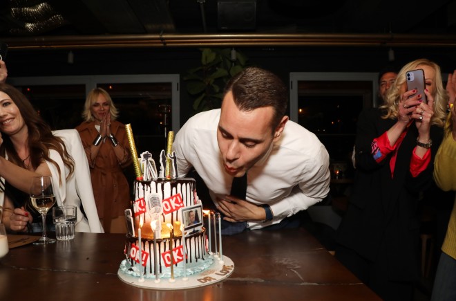 Ο Νίκος Γεωργιάδης έσβησε τη γενέθλια τούρτα του μαζί με τους διάσημους φίλους του / Φωτογραφία: NDP - Νίκος Ζότος