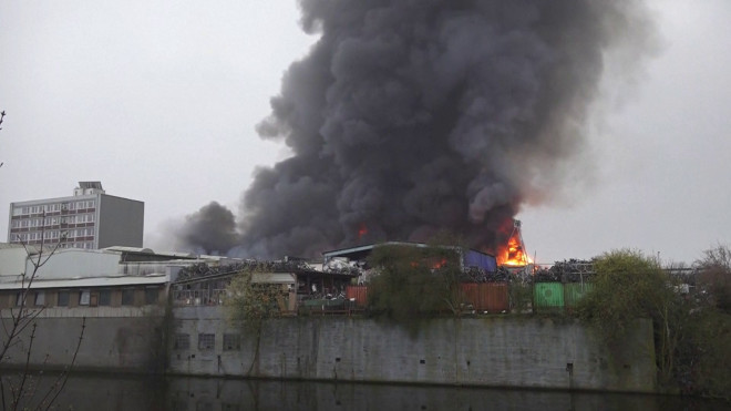 Φωτιά σε αποθήκες στο Αμβούργο (4)