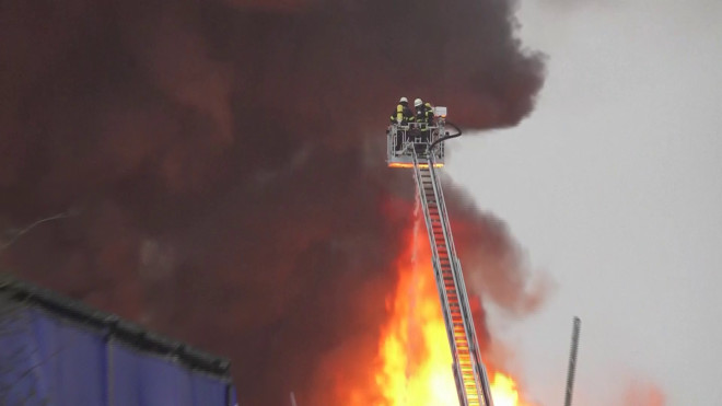 Φωτιά σε αποθήκες στο Αμβούργο (2)