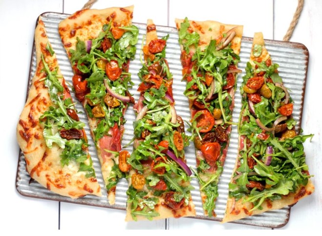 Νηστεία: Ζύμη, φυτικό τυρί, πιπεριές, ντομάτα, μανιτάρια, ρόκα, ή ότι άλλο τραβάει η όρεξή σας.... και έτοιμη η vegeterian πίτσα / Unsplash
