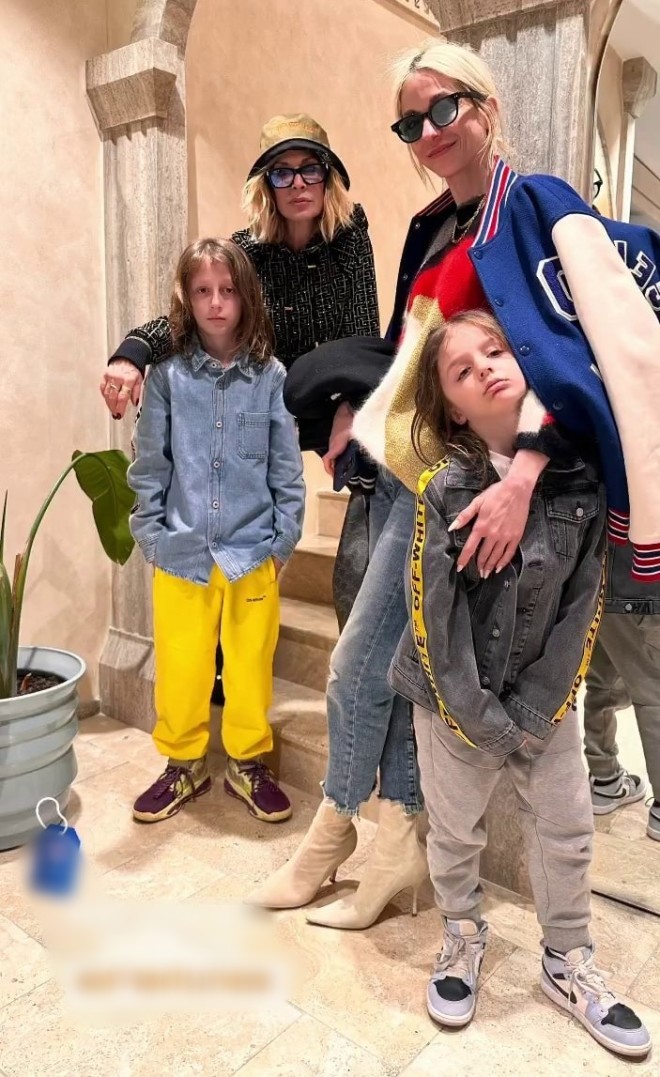 Η Άννα Βίσση για shopping με την κόρη και τα εγγόνια της