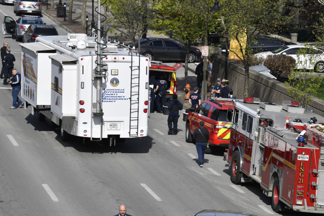 Στο σημείο όπου σημειώθηκε η ένοπλη επίθεση, η κυκλοφορία του δρόμου έκλεισε από ασθενοφόρα, περιπολικά και πυροσβεστικά που κατέφθασαν/ AP Photo/Timothy D. Easley