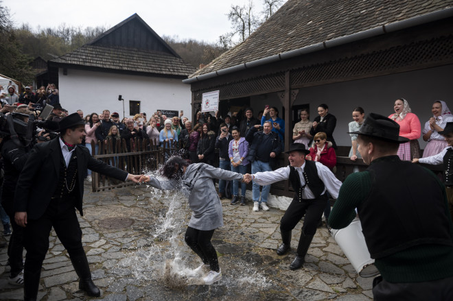 Ούγγροι με παραδοσιακές φορεσιές μπουγελώνουν τα ανύπαντρα κορίτσια στο χωριό Χολόκο τη Μεγάλη Δευτέρα/ AP Photo Denes Erdos