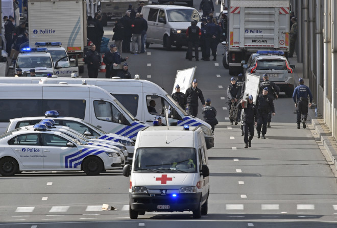 Ασθενοφόρα και αστυνομικές δυνάμεις στον σταθμό του μετρό Maalbeek στις Βρυξέλλες, τη μέρα της τρομοκρατικής επίθεσης/ AP Photo/Martin Meissner)