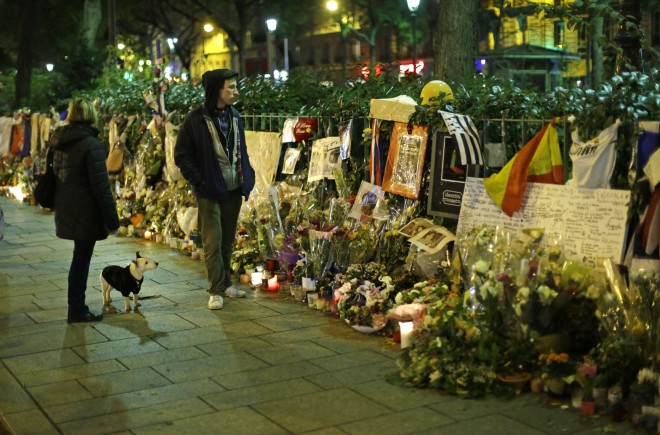Λουλούδια έξω από το Μπατακλάν για τα θύματα των τρομοκρατικών επιθέσεων στο Παρίσι/ Νοέμβριος 2015- AP Photo/Matt Dunham