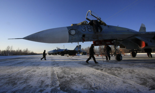 To ρωσικό μαχητικό Su-27 σε εκπαιδευτική αποστολή στη Μόσχα/ AP Photo