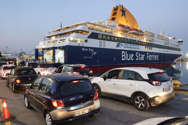 Αυξημένη είναι η κίνηση από το πρωί στο λιμάνι του Πειραιά - Intimenews 