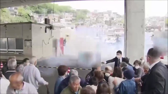 Ιαπωνία: To πλήθος διαλύθηκε μόλις ακούστηκε η μικρή έκρηξη/ screenshot από βίντεο ΑΡ