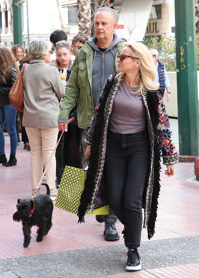 Μαρία Μπεκατώρου και Αντώνης Αλεβιζόπουλος για ψώνια παρέα με το σκυλάκι τους