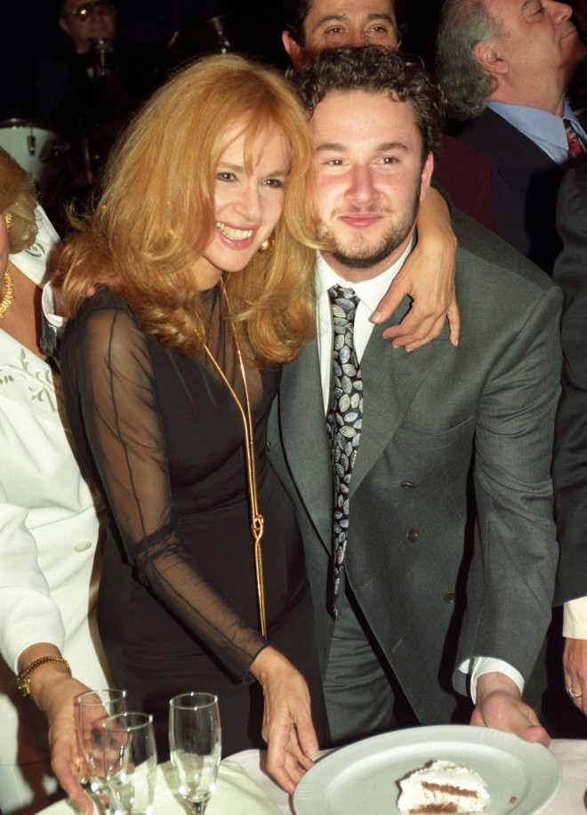 Η αείμνηστη Αλίκη Βουγιουκλάκη με τον αγαπημένο της γιο, Γιάννη Παπαμιχαήλ το 1993