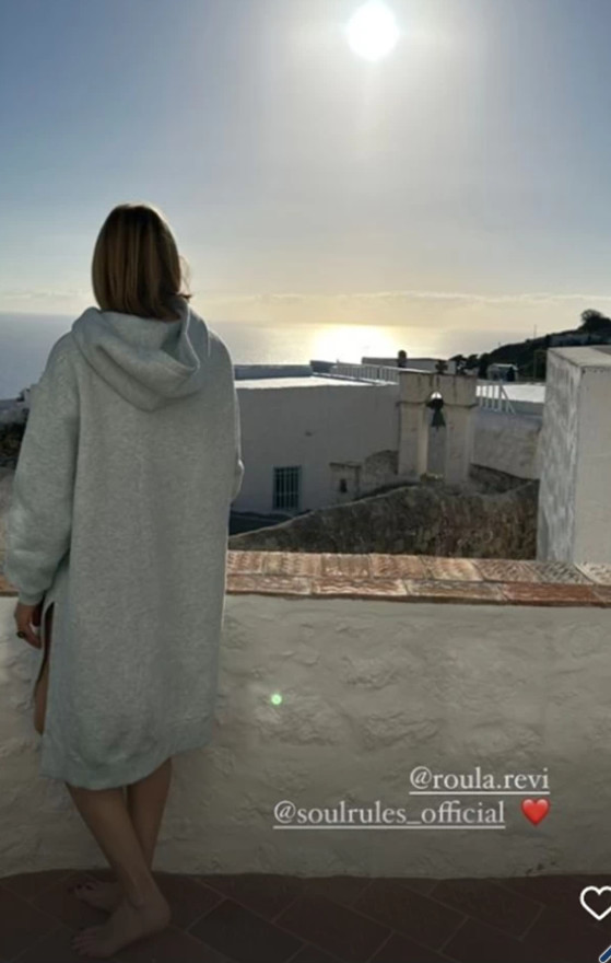 Τζένη Μπαλατσινού: Ξυπόλητη με oversized φούτερ και θέα το απέραντο γαλάζιο
