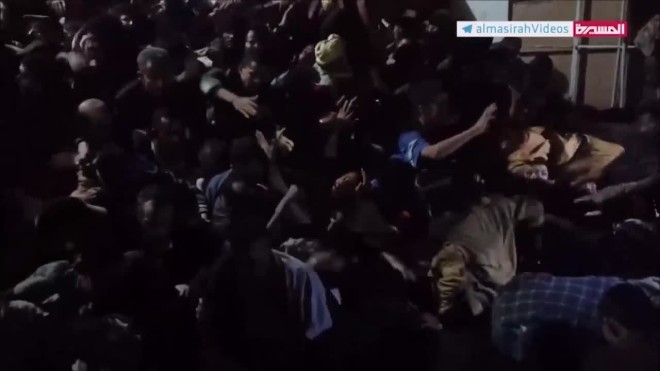 Υεμένη: Στιγμιότυπο από το σημείο όπου είχε σχηματιστεί ουρά για ανθρωπιστική βοήθεια, με αποτέλεσμα να ποδοπατηθεί το πλήθος και να σκοτωθούν 85 άτομα/ screenshot από βίντεο ΑΡ