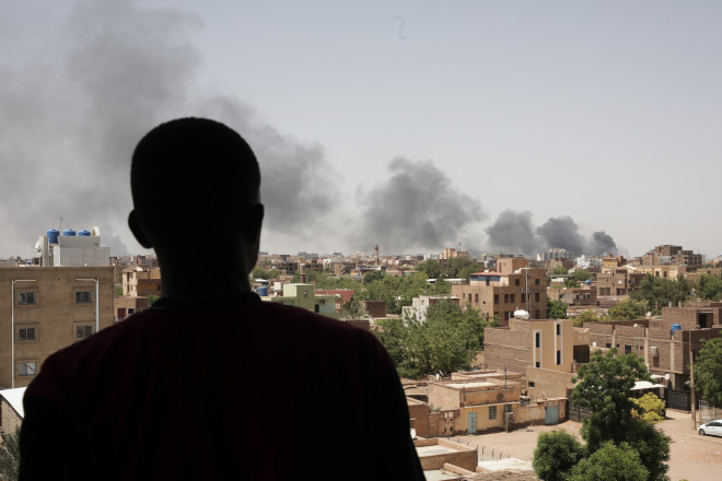 Η μία χώρα μετά την άλλη απομακρύνει άρον άρον τους πολίτες της από το Σουδάν που φλέγεται από εμφύλιο πόλεμο - AP