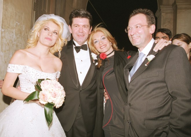 Η Ελένη Μενεγάκη κι ο Γιάννης Λάτσιος με τους κουμπάρους τους, Νατάσα Θεοδωρίδου & Ανδρέα Φουστάνο, στον γάμο τους στις 23 Απριλίου του 2001 /Φωτογραφία NDP Photo Agency