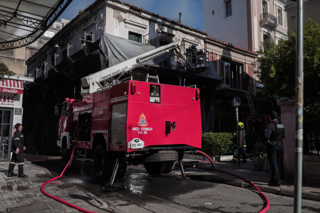 H φωτιά σε εγκαταλελειμμένο κτίριο στο κέντρο της Αθήνας μαίνεται από το πρωί - Eurokinissi