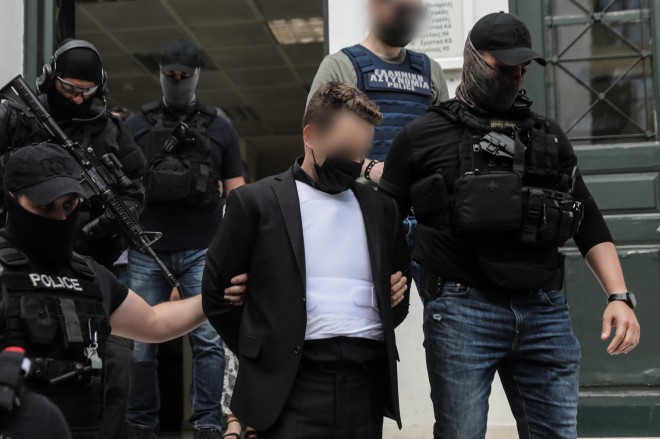 Ο καταδικασμένος πιλότος για τη δολοφονία της Καρολάιν εξερχόμενος από τα δικαστήρια- Eurokinissi