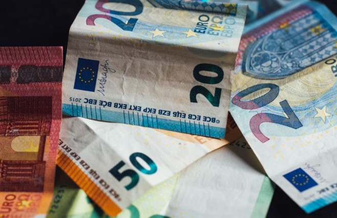 Το συνολικό ποσό, που θα καταβάλλουν οι φορολογούμενοι ανέρχεται σε 2,3 δισ. ευρώ, ενώ η εξόφληση του φόρου θα γίνει σε 10 ισόποσες μηνιαίες δόσεις