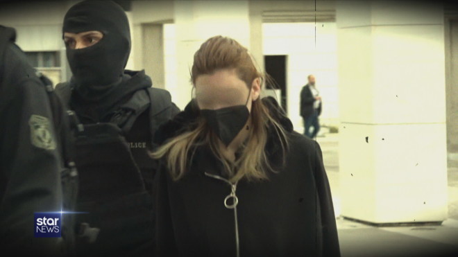 Η κατηγορούμενη μητέρα από την Πάτρα έφτασε νωρίς στο δικαστήριο