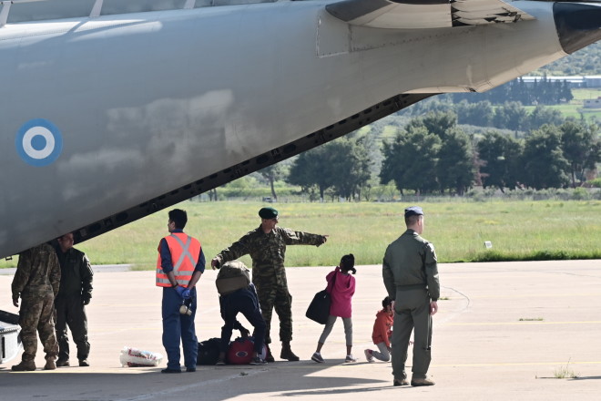 Στο αεροδρόμιο της Τανάγρας το αεροσκάφος της Πολεμικής Αεροπορίας που μεταφέρει ομογενείς από το Σουδάν. Τετάρτη 26 Απριλίου 2023. (ΜΙΧΑΛΗΣ ΚΑΡΑΓΙΑΝΝΗΣ/EUROKINISSI)