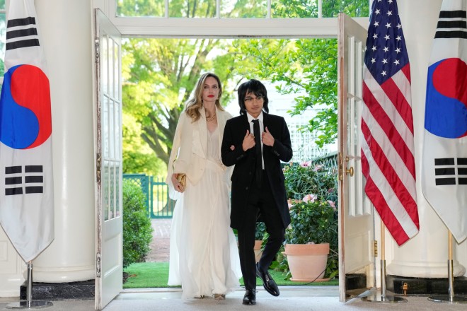 Η Αντζελίνα Τζολί με τον γιο της Μάντοξ στην είσοδο του Λευκού Οίκου