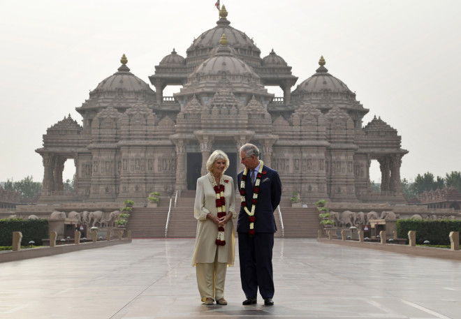 Φωτογραφία του πρίγκιπα τότε Κάρολου με τη σύζυγό του από επίσκεψή τους στην Ινδία, το 2013/ (AP Photo/Saurabh Das, File)