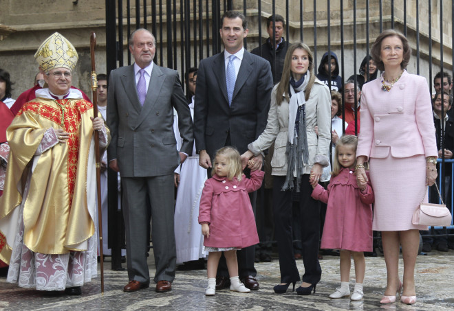 Η βασιλική οικογένεια της Ισπανίας, το 2010/ AP Photo/Manu Mielniezuk
