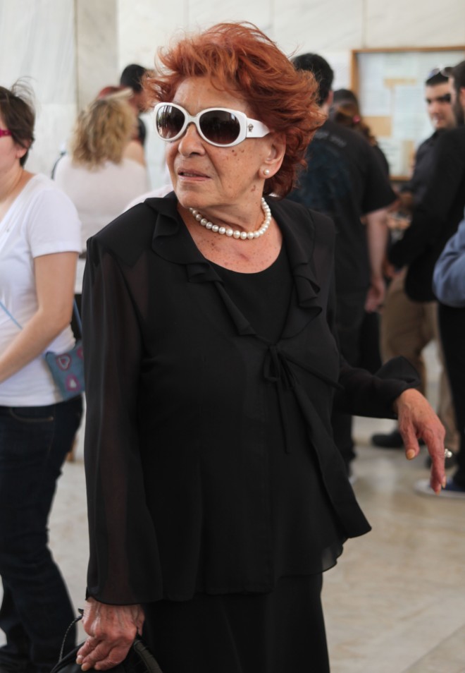Η Σούλη Σαμπάχ στην κηδεία του Κώστα Καρρά το 2012