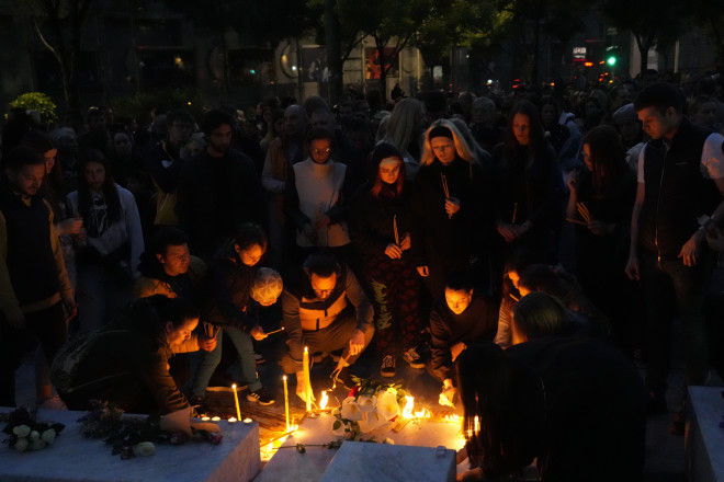 Εκατοντάδες κόσμου άφησαν ένα λουλούδι και άναψαν κεριά στο σημείο του μακελειού στη Σερβία - AP