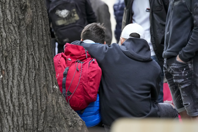 Συγκλονισμένοι οι μαθητές του σχολείου στο Βελιγράδι μετά τη στυγερή δολοφονία των συμμαθητών τους / AP Image (Darko Vojinovic)