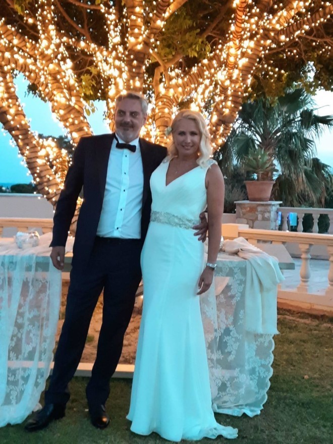Στιγμιότυπο από τον δεύτερο γάμο της Κατερίνας Παπακωστοπούλου με τον επιχειρηματία, Νίκο Σερεπίσο