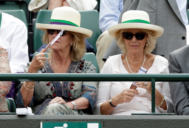 Η Καμίλα (δεξιά) με την αδερφή της Άναμπελ Έλιοτ (αριστερά) το 2015 στο Wimbledon