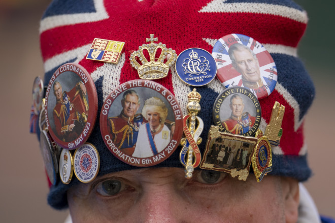 Ταξιδιώτες από όλο τον κόσμο έχουν φτάσει στο Λονδίνο για να παρακολουθήσουν την τελετή της στέψη του βασιλιά Καρόλου/ (AP Photo/Vadim Ghirda