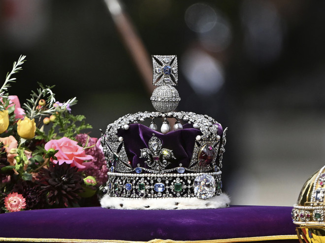 Το στέμμα που θα φορέσει ο Κάρολος εθεάθη τελευταία φορά στην κηδεία της βασίλισσας Ελισάβετ- Αποτελείται από πέτρες κομμένες από το διαμάντι Cullinan, το μεγαλύτερο ακατέργαστο διαμάντι που βρέθηκε ποτέ/  Jeff Spicer/Pool Photo via AP