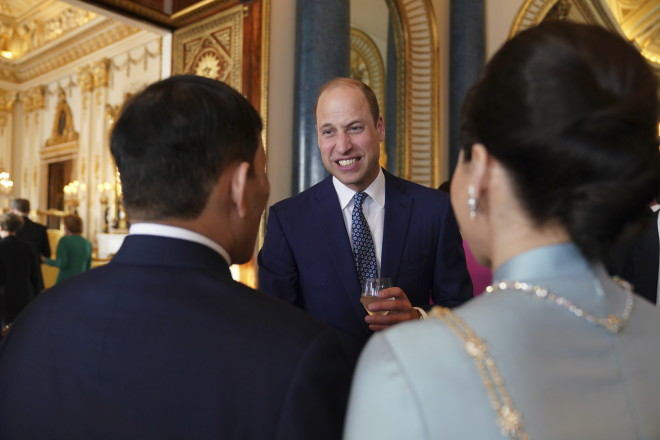 Ο πρίγκιπας Ουίλιαμ υποδέχεται καλεσμένους για τη στέψη στο Μπάκιγχαμ/ Jacob King, Pool via AP