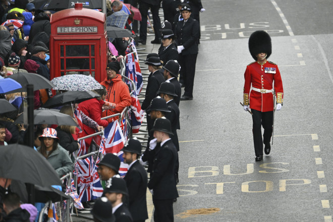 Πλήθος κόσμου στους δρόμους του Λονδίνου για τη στέψη του βασιλιά- Επί ποδός η βρετανική αστυνομία/ (Sebastien Bozon/Pool via AP)
