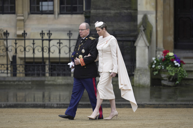 Ο πρίγκιπας Αλβέρτο του Μονακό με τη σύζυγό του, πριγκίπισσα Σαρλίν (AP Photo/Kin Cheung)