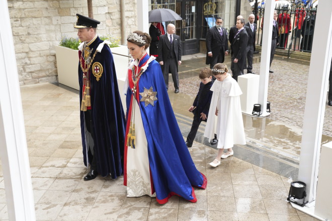 Τελευταίοι στο Αββαείο του Γουέστμινστερ έφτασαν ο πρίγκιπας Γουίλιαμ και η σύζυγός του, Κέιτ Μίντλετνον.(Dan Charity/pool photo via AP)
