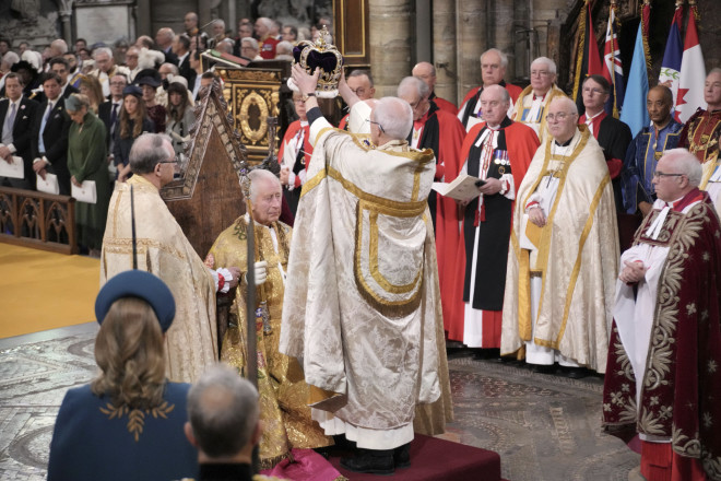 Το στέμμα του Αγίου Εδουάρδου στο κεφάλι του Καρόλου- Και επίσημα νέος βασιλιάς του Ηνωμένου Βασιλείου (Jonathan Brady/Pool Photo via AP)