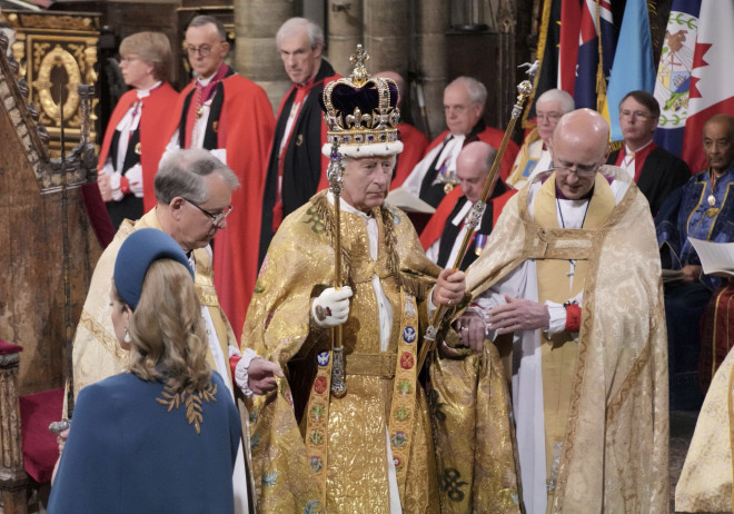 Ο Κάρολος φόρεσε το στέμμα και ανακηρύχθηκε επίσημα ο νέος βασιλιάς της Βρετανίας (Jonathan Brady/Pool Photo via AP)