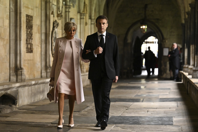 Ο πρόεδρος της Γαλλίας, Emmanuel Macron έφτασε στην τελετή αγκαζέ με τη σύζυγό του, Brigitte Macron, η οποία επέλεξε μια ένα σύνολο στις αποχρώσεις του ροζ (Ben Stansall/POOL photo via AP) 