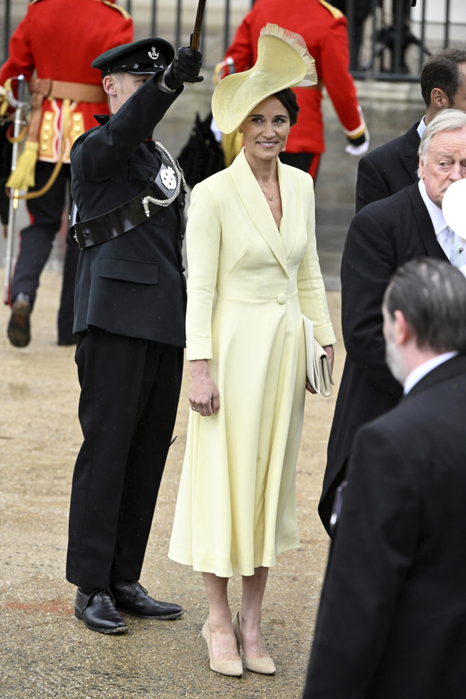 H αδερφή της Kate Middleton, Pippa επέλεξε ένα κίτρινο σύνολο Claire Mischevani (Toby Melville, Pool via AP)