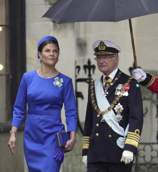 Η πριγκίπισσα της Σουηδίας, Victoria,   με μπλε σύνολο συνοδευόμενη από τον πατέρα της,βασιλιά Gustaf  (AP Photo/Kin Cheung)
