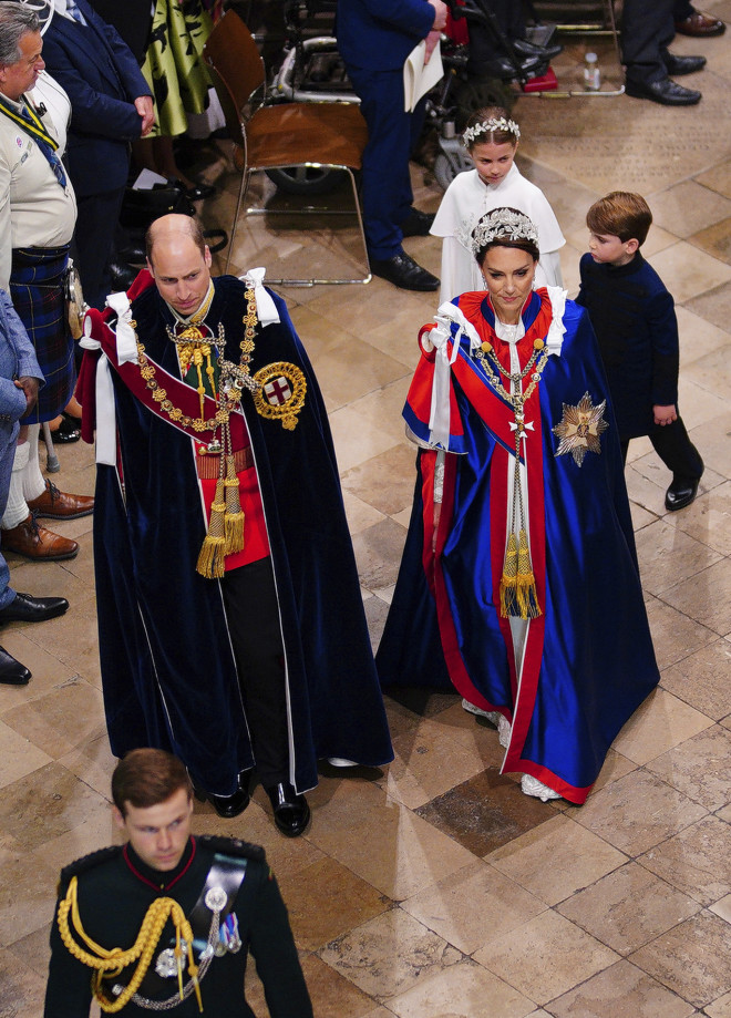 Πρίγκιπας Ουίλιαμ, πριγκίπισσα Κέιτ, πριγκίπισσα Σάρλοτ και πρίγκιπας Λούις κατά την είσοδό τους στο Αββαείο (Ben Birchall/Pool via AP)