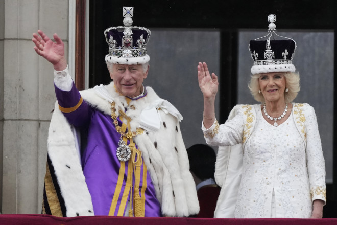 Ο βασιλιάς Κάρολος και η βασίλισσα Καμίλα χαιρετούν το πλήθος από το μπαλκόνι του Μπάκιγχαμ (AP Photo/Frank Augstein)