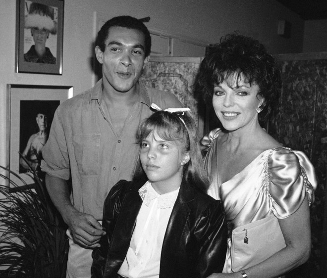 Ο Bruce Oldfield με την ηθοποιό Joan Collins και την κόρη της, το 1983/ (AP Photo/Michael Tweed)