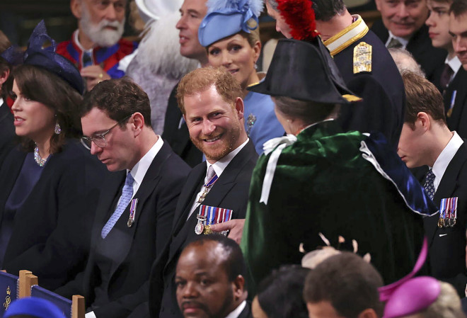 Χαμογελαστός χαιρετούσε τους καλεσμένους στη στέψη ο πρίγκιπας Χάρι- Richard Pohle /Pool via AP