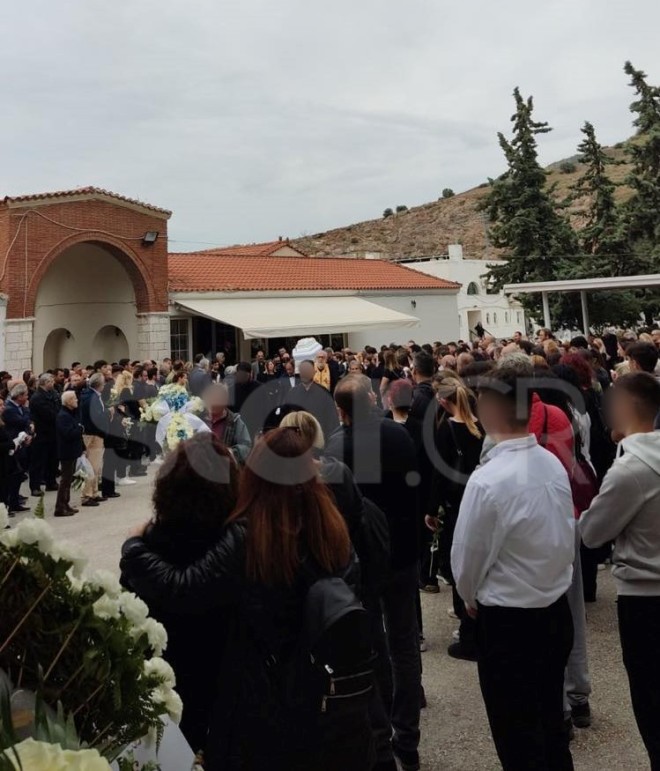 Σε κλίμα βαθιάς οδύνης η κηδεία της 15χρονης μαθήτριας στον Βύρωνα/ φωτογραφία star.gr