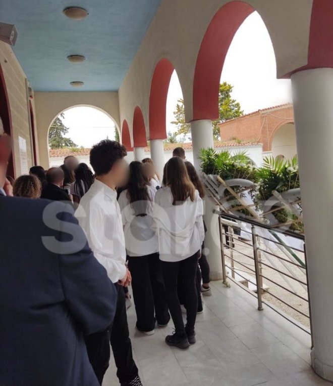 Φορώντας λευκά πανωφόρια αποχαιρετούν οι συμμαθητές της τη 15χρονη μαθήτρια/ φωτογραφία star.gr