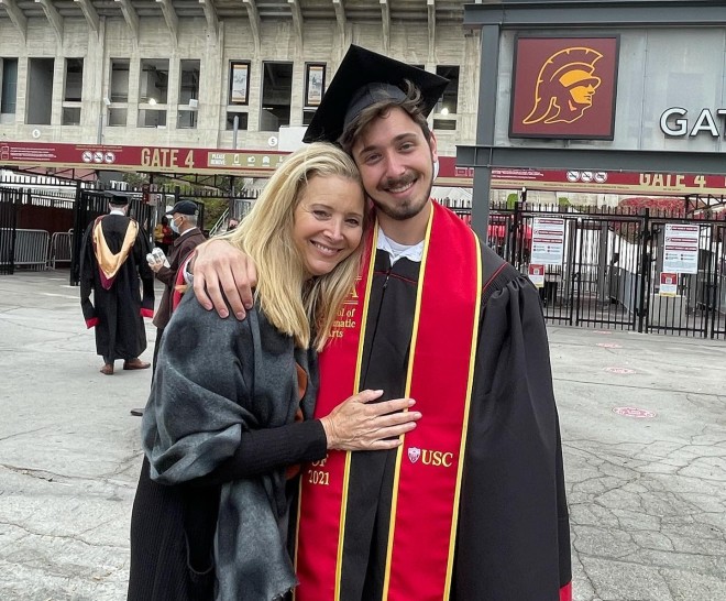 Περήφανη μαμά η Liza Kudrow όταν πέρυσι ο γιος της Julian αποφοίτησε από το πανεπιστήμιο