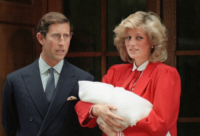 Κάρολος & Νταϊάνα τον Σεπτέμβριο του 1984 έχοντας αγκαλιά τον νεογέννητο πρίγκιπα Χάρι
